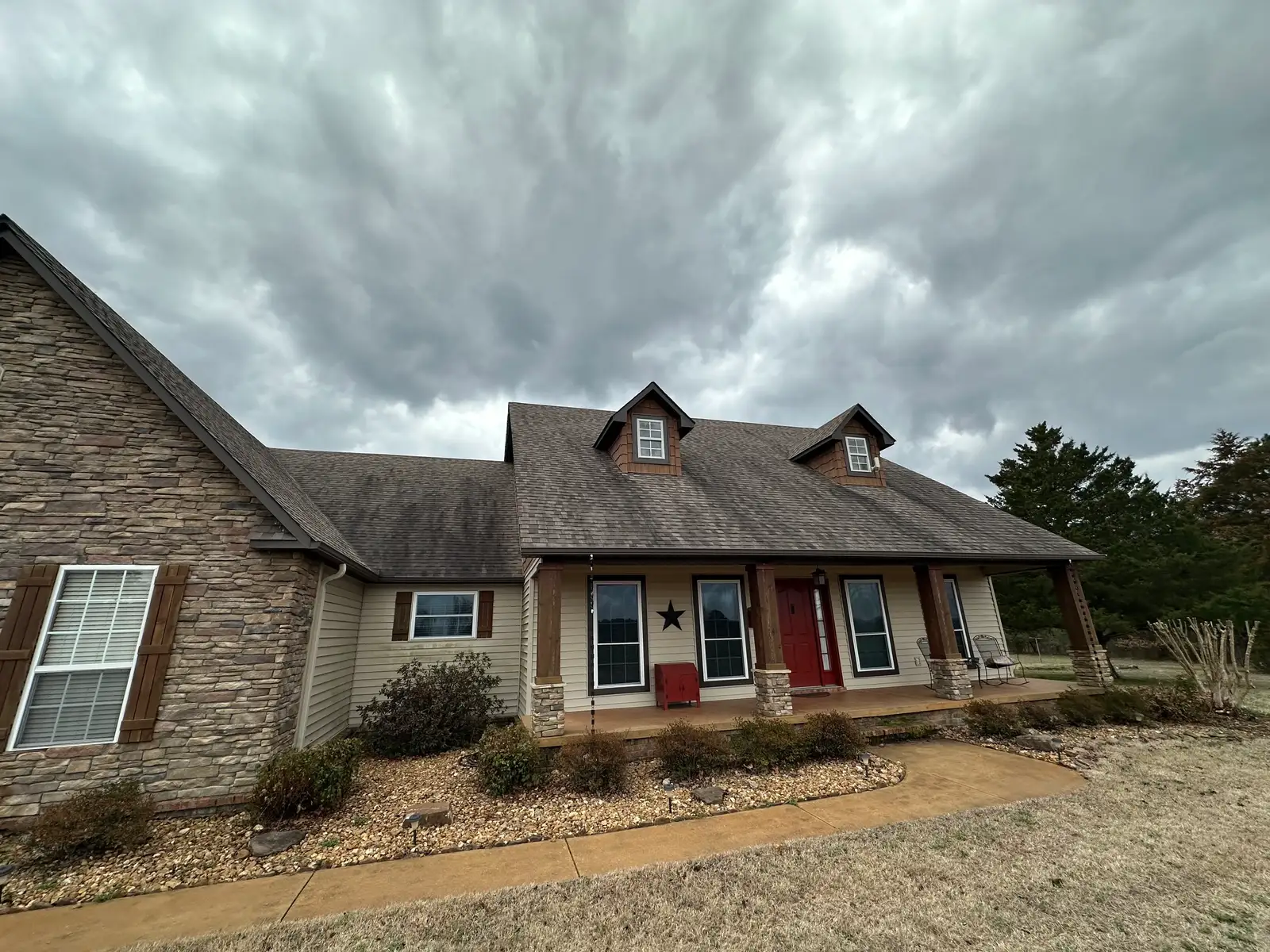 Wide view of a fully soft washed Heber Springs home covered by the service warranty